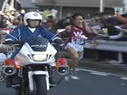 回顾大迫桀连续超越9人帮助早稻田大学来到第三顺位,现实版的藏原走
#大迫杰 #箱根驿传 #强风吹拂 #竞技体育