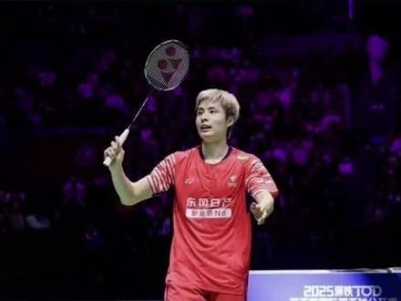 石宇奇逆转夺天王杯 豪取120万创纪录奖金*
12月28日,天王杯羽毛球决赛中,中国选手石宇奇直落两局击败丹麦名将安东森,夺得冠军。
首局石宇奇开局不利,一度以1:6落后。局休后他连得八分实现反超,双方陷入缠斗。关键时刻,石宇奇顶住压力,以22:20险胜。次局他完全掌控节奏,开局领先并一路扩大优势,最终以21:7锁定胜局。
本届天王杯总奖金高达300万元,创下羽毛球商业赛事纪录。石宇奇凭借此冠收获120万元冠军奖金,安东森获得60万元亚军奖励。赛事八强选手保底奖金亦达15万元,彰显赛事超高规格