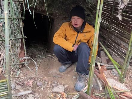 张家界七星山荒野求生决赛
熊二过上田园生活 用草木灰给萝卜做肥料
“以前种菜 种田学会的”
估计萝卜还有一个月就能吃#张家界七星山 #荒野求生 #荒野熊二