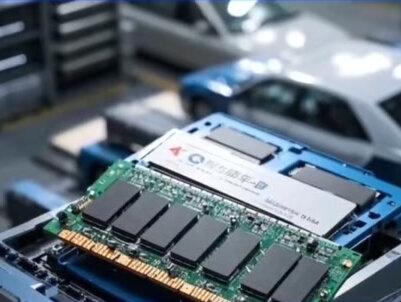 存储龙头佰维存储签15亿美元大单! 3月24日,佰维存储公告与某存储原厂签下15亿美元存储晶圆采购合同,承诺采购期24个月,合同履行至2028年3月31日。此次采购量占公司2025年NAND Flash采购、销售总量比例较小,与公司业务匹配,风险可控。
该合同若顺利履行,将增强公司中长期存储晶圆供应稳定性,降低价格波动对成本的影响,具体财务影响待后续定期报告披露。不过,合同也暗藏风险,产品市场价格和需求可能波动,美元汇率大幅波动也会带来不利影响。
佰维存储成立于2010年,是科创板上市公司、科创50成分股,专注半导体存储器研发设计等,产品应用广泛。当前全球存储芯片涨价潮持续,佰维存储称本轮涨价由AI算力需求爆发引起,今年市场仍景气。
业绩方面,佰维存储2025年营收113.02亿,归母净利润8.53亿;2026年1 - 2月预计营收40亿 - 45亿,归母净利润15亿 - 18亿,业绩大幅预增得益于行业景气及公司加大投入。当日收盘,佰维存储报231.50元/股,涨2.89%,总市值1081亿。#芯片封装 #佰维存储#半导体设备 #真空回流炉