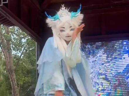 #万岁山npc蓝狐狸再被辞退 #万岁山景区就蓝狐狸回归景区一事致歉 即日起停止其一切工作