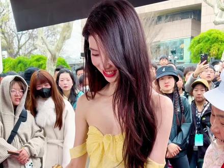 幸福来得太突然,千万粉丝网红方圆小姐姐西湖来溜达节现场体验拌霉豆腐🥰🥰#方圆#西湖溜达节 #溜达节 #霉豆腐 #豆腐乳@方圆 @湘妹心宝 @DOU+上热门