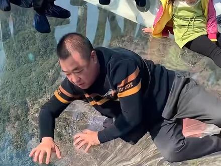 你敢去走玻璃栈道吗? #科普 #冷知识 #玻璃栈道