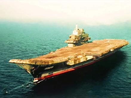 1999年"辽宁舰"航母前身"瓦良格号"长达三年的艰难回国路充满了心酸和曲折。土耳其海峡是瓦良格出黑贺国的必经之路,土耳其政府以航行安全为由向我国索要10亿美元的保证金,甚至还提出了只有将“瓦良格”切割为小段才有可能放行的要求。在黑海滞留近两年,经外交谈判并满足其条件后,方于2001年8月获准通过博斯普鲁斯海峡。希腊:愿意当担保国,免去中国10亿美元保证金,派拖船和直升机协助托运,在爱琴海遭遇风暴导致拖缆断裂,船体失控,最终在希腊协助下才得以脱险,牺牲水手一名。埃及:苏伊士运河不允许其通过,“瓦良格”不得不绕道非洲好望角, 最终锈迹斑斑抵达中国辽宁大连港,他们都瞧不起你,偏偏你最争气!国耻是因为国弱,国人当自强,不忘历史!#瓦良格号航母 #军事科技 #中国海军 #辽宁舰#福建舰入列