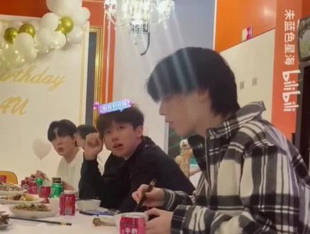 这个视频致他们的相遇#安静公主 #小抠脚 #氛围感