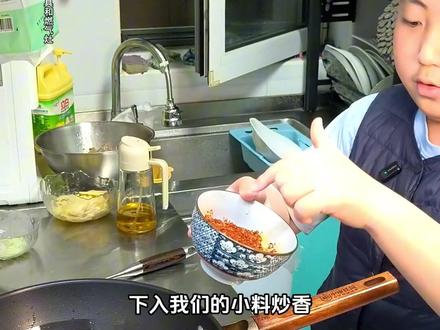 小学生做的酸笋炒牛肉 对螺蛳粉里的酸笋情有独钟,就自己做了这个酸笋牛肉,酸辣开胃,简单又下饭~~#萌娃 #亲子厨房 #小学生做饭