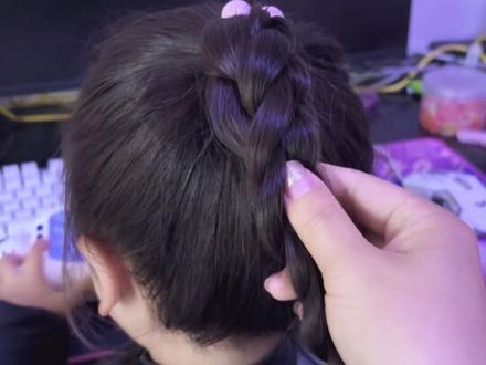 今天上幼儿园扎一个立体三股麻花辫吧,俏皮又可爱#儿童编发 #幼儿园发型 #上学发型 #生女儿就是用来打扮的 #麻花辫