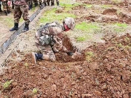 挖掘步兵单兵掩体(卧姿)。步兵除了队列体能训练等共同科目以外还有步兵专业的五大科目:射击,投弹,爆破,土工作业和刺杀,这其中还有若干小项。步兵技术训练,是步兵为掌握手中武器、器材而进行知识和技能的训练,它是步兵士兵的主要训练科目,又是战术训练的基础。