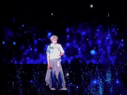 #王源演唱会重庆站 #嘉宾周传雄 紧紧握着青花信物