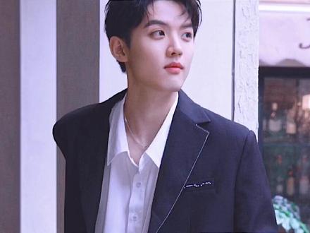 这真的是人间妄想之#周峻纬 啊,18岁恋爱,22岁公开,小说男主都不敢这么写,而且高颜高学历 #歌曲骁