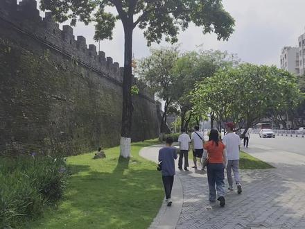 五一游肇庆,一个美丽休闲的城市 先到古城墙,逛肇庆博物馆,再到骑楼街,吃美食看音乐喷泉#肇庆旅游 #古城墙打卡 #肇庆博物馆 #骑楼老街 #音乐喷泉
