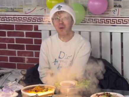 嘻嘻嘻又见到泽哥了 很开心在冬至这天吃到了哥请的铁锅炖 我还是头回吃酸菜大鹅馅的饺子 哥依旧超级好!现场氛围依旧超级欢乐!#陈泽 #抽象PK名场面 #哈尔滨 #陈泽线下活动 #高家小院铁锅炖 @陈泽-