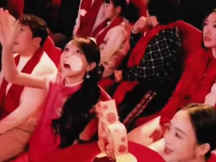 我伸手去接幸福,扭头却发现幸福早已悄悄降临在我头上#田曦薇 #张钧甯 #王楚然 #春晚