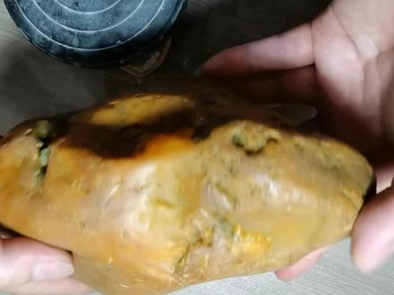 冻石没切开永远是一个未知数,打灯全透结果很让人意外。 #醉美黄蜡石 #黄蜡石 #原石 #玉石 #以石会友