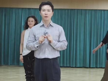 胡耀老师5.14裁判舞直播录屏📹 胡耀老师5月14号的裁判舞教学直播录屏来啦~
✨ 直播里有两个点特别戳我:
1. 恰恰部分居然分了三个难度等级!从入门到进阶一步步拆解,哪怕只有5平米小空间也能跟着练
2. 胡老师穿这套衣服跳拉丁的时候,真的帅到我了!
视频录屏来自@🍀幸运之王🍀 ,为啥今天才发?问就是我拖延症晚期
#裁判舞 #不要在我寂寞的时候说爱我