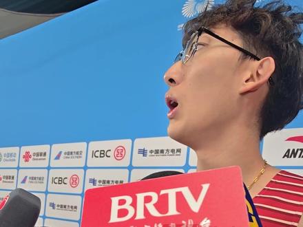 11月19日,第十五届全运会男子110米栏决赛在广东省奥体中心体育场进行。刘翔同门师弟徐卓一跑出13秒12!徐卓一夺110米栏金牌,创下个人最佳成绩。这就是传承!#徐卓一为上海实现9连冠 ,“眼镜飞人”首次参加全运会便“封王”。#徐卓一全运会男子110米栏冠军 #全运会 (记者 李鹏毅)