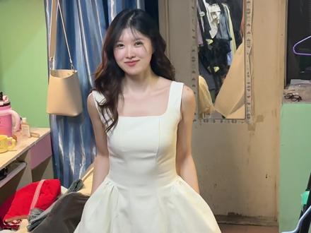 帮室友选条毕业裙,我喜欢第四条,室友喜欢最后一条 又到了选小裙子的毕业季
学士服里面穿小白裙很好看
但好像红色也很惊艳
有没有有经验的姐妹说一下哪款效果好!
#毕业照穿搭 #素颜试穿看我的 #毕业礼服 #小白裙 #学士服穿搭