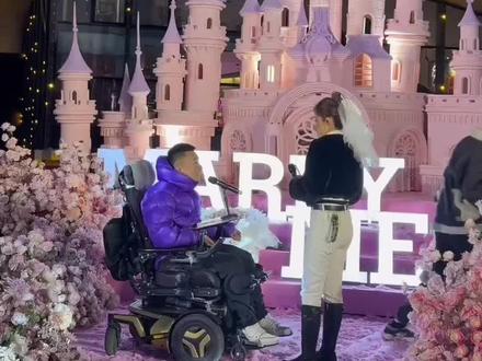 #多年丫丫求婚现场🔥🔥🌹🌹🌹
高位截瘫多年寻求自己的幸福,不畏世俗
真诚勇敢的丫丫不惧千里奔赴爱情❤️
真心祝福#双向奔赴爱情#被家人祝福#跟着自己的心走