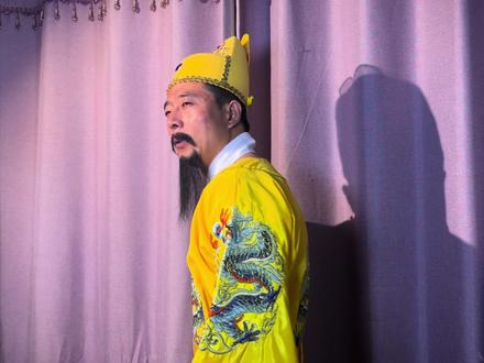 崇祯做到了天子守国门,君王死社稷。崇祯帝,即朱由检(1611年2月6日—1644年4月25日),是明朝第十六位皇帝,也是明朝作为大一统王朝的末代君主,年号崇祯(1628年—1644年)。他于1627年继承皇位,即位后迅速铲除权宦魏忠贤及其阉党势力,并勤于政务、厉行节俭,力图挽救明朝危局。然而在位期间,明朝面临内忧外患的严峻挑战:关外后金(清)势力不断侵扰,国内因天灾与赋税沉重爆发李自成、张献忠等农民起义。崇祯帝虽频繁更换内阁辅臣与将领,但因性格多疑、决策失误(如冤杀袁崇焕、拒绝南迁等),未能扭转颓势。1644年,李自成攻破北京,崇祯帝自缢于煤山(今景山),明朝灭亡,其陵墓为思陵。后世评价其“非亡国之君,而当亡国之运”,体现了个人勤政与时代悲剧的交织。#崇祯 #大明王朝 #天子守国门君王死社稷 #明朝那些事儿