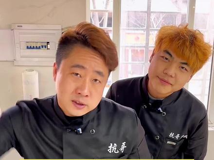 这个铁锅用完以后一定要洗干净再烧干,擦点食用油保养,防止生锈,因为是纯铁的,遇到水很容易生锈,保养一段时间完全变成黑色以后就不用擦油了。