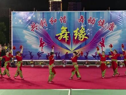 广场舞〈福门开,好运来〉姐妹们真棒👍自己变队形🎉👍🌹