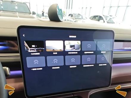 蔚来ES8无线充电 | 这才是出行充电的正确打开方式💯
蔚来车主集合!今天必须给大家好好安利一下蔚来第三代ES8的无线充电装置,用过就知道有多香~
🚗位置超贴心:它就在中控台下方,副仪表台那儿,位置显眼又好找。改成怀挡换挡后,这个区域的空间利用堪称完美,双手机无线充电面板+翻盖式水杯架+灵犀岛触控板,布局合理,拿放手机超顺手,再也不用手忙脚乱地找充电口啦📱
🔋充电速度超快:50W的大功率无线快充,效率杠杠的!以前有线充电的时候,出门前着急忙慌,电量却慢悠悠地往上爬,真让人抓狂。现在把手机往无线充电板上一放,没一会儿就能充上不少电,轻松满足出行用电需求,安全感拉满💪
🌟兼容性超广:只要你的手机支持Qi无线充电协议,不管是苹果、华为还是小米等主流品牌手机,都能无缝适配,完全不用担心兼容性问题。而且,它还能给蔚来智能钥匙充电,再也不用为钥匙没电打不开车门而烦恼啦🔑
💯安全防护超全面:异物检测、过温过压保护等安全功能一个不少。之前用其他无线充电器,手机充电时常常发烫,让人担心。但在ES8上完全不会,就算长时间充电,手机和充电装置都很稳定,用着超安心👍
有了蔚来第三代ES8的无线充电装置,车内告别杂乱的充电线,整洁又高级。每次上车把手机随手一放就能充电,这种便捷真的谁用谁爱。
#蔚来ES8 #无线充电 #新能源汽车 #车载好物