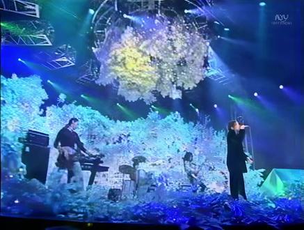 滨崎步《Depend on you》98年Live首唱 (已高清修复视频和音频)
这是滨崎步《Depend on you》1998年12月8日她首次现场演唱这首歌 ,青涩又充满力量的演绎,一下就抓住了听众的心。这也是我最喜欢的其中一首。而且歌曲的伴奏,编曲也非常棒,那电子摇滚乐,当年真的非常令人着迷。
“ずっと飞び続けて 疲れたなら 羽根休めていいから 私はここにいるよ(如果不断飞翔 ,累了的话 ,就休息一下吧 ,我就在这里)”
当你在生活的天空中奋力翱翔,疲惫不堪时,这句歌词就像温暖的港湾,告诉我们,累了就停下来,有人在原地等你。
“あなたがもし旅立つ その日が いつか来たら そこからふたりで始めよう”如果你在某一天踏上旅程,就让我们结伴而行,重新开始。那一天终将到来 ,不在乎抛弃所有 ,就从这里出发 ,我们的故事 ,充满不确定和希望 。结尾充满力量,告诉我们未来充满未知,但只要心怀希望,与爱相伴,就能勇敢前行 。
滨崎步用《Depend on you》的歌词,为我们编织了一个关于爱、勇气与希望的梦 ,无论何时聆听,都能从此汲取力量 💕#滨崎步演唱会 #日语歌 #怀旧金曲 #滨崎步2025亚巡 #神级现场
