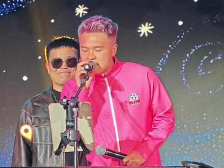 12月28日晚,常德河街西街汉诺威广场“湘超”荣耀之夜,OE乐队邀请赵文荻上台,一首《我是真的爱上你》向所有球迷表白。