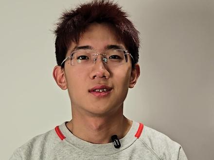 书法史中的欧阳修 在书法这件事上,欧阳修其实是个有点拧巴的人。他一方面嫌石介的字丑,一方面又不认可怀素如此地投入书法。但其实在这样的矛盾背后,体现的却是欧阳修兼济天下的仁者风范。三分钟书法史,这期视频我们来看看欧阳修地醉翁之意意在何为。
晚年的欧阳修把书法作为了唯一的爱好,还给自己定下了课表,他说单日学草书,双日学真书,他订立计划,并非是监督自己打卡,反而是提醒自己不要沉溺于其中:作为一个儒家氛围下成长起来的士人,欧阳修信奉孔子“君子游于艺” 的理念,认为君子更应该做的是志于道,依于德。要是成天想着怎么把字写好看,较其工拙,使之成一役之劳,就背离了一个儒家文人的兼济天下的初心。那么什么是兼济天下的初心呢,
这种初心是在书法的寒冬为众人拾起取暖的柴火,他说,北宋字书之法寂寞不振,余每以为恨,在欧阳修的心中,一股责任感油然而生,于是他开始了集古录的撰写,这本书共有十卷,集录了古今具有重大价值的碑文铭刻,而且它不仅仅是对文献简单的罗列,而是反复论证每一件器物的真实性与他背后的故事。欧阳修的书法水平也在编撰这本书的过程中因见多识广而日益精进。
这种初心是是淋过雨的人为别人撑起一把伞,他奋力的托举苏洵、苏轼、苏辙,王安石、曾巩也受过他的指点,包括他自己在内,他成就了唐宋八大家中的宋六家,而他自己的早年经历却是十分坎坷,并没有这样一位伯乐。在书法上,欧阳修注重学养的理念也影响了后来的尚意书风,苏轼说,欧阳修的书法自成一家,他的墨迹当为世所宝,不待笔画之工也,言外之意就是说,欧阳修的笔画中有比技法更珍贵的东西,就是他本人的襟怀和学养,而这正是北宋尚意书风的核心。
人知从太守游而乐,而不知太守之乐其乐,太守之乐乃是后天下之乐而乐,太守谓谁?庐陵欧阳修也
#书法 #书法史 #百young非遗计划 #非遗守护人