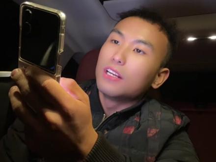 粉丝私信投稿 狗哥支持你,该整顿一下镇平这媒人婚介市场乱象了,身边一些朋友的一些案例,有些媒人就抓住了父母家里孩子还没成家着急的心里,媒婆吹了花里胡哨的,对这些老年人洗脑说给她交多少钱,手里资源多保证给他们孩子介绍成,便宜点交五六百,贵了甚至交两三千或者更高,收完钱媒人就开始介绍几个女孩给这老人家孩子见,反正就是那种应付的,不管合不合适就安排他们见面。见了几个之后都没成,然后媒人就说介绍次数用完了,不再介绍了,这不是坑老人家的钱吗?有些媒人不光收男方家长的介绍费钱,还收女方家长的介绍费钱,反正她俩头收钱就是挣这个介绍费钱,收了钱也安排了几次见面,如果没相亲成功,对媒人来说没什么损失反正收了介绍费,成了还能再收个成了的红包,单身的年轻人肯定不会去找她们这些媒人介绍相亲,都知道她们有套路,主要就是那些当父母的老人,他们最容易被骗,整顿一下这帮不好的媒人(当然也有一些好媒人),不要再让父母们上当受骗去找她们给自己孩子说媒,她们光骗老年人的钱!狗哥你可以收集一下单身粉丝们对这些有过媒人介绍相亲坑人的相关案例肯定吐槽的非常多,发个几期视频,这个话题肯定能起共鸣,引发讨论关注有热度,增粉也多!一定要给我匿名啊,这可能会动了她们的奶酪,影响人家挣钱,我可不想被报复!#大狼狗#狗家军 #大狼狗