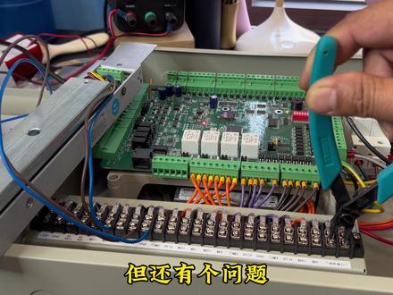 需要注意的是,这种消防联动默认的接线方式,无法单独选择断某一个门的锁电。如果同一个控制箱内,只断其中两道消防门,另两个不需要受消防控制,就得改下线路了。
#专业的事交给专业的人 #智能化弱电工程 #技术分享 #门禁系统 #弱电工程