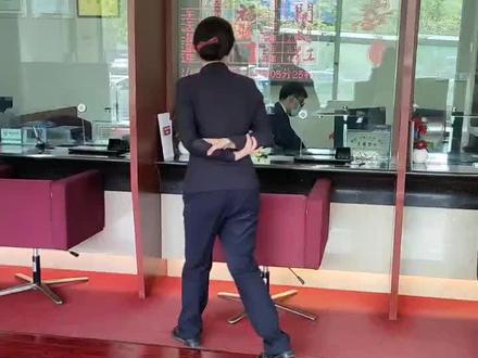现在的银行都这么🐮吗?办业务你就等吧!说是8:30营业,9点能办上都是快的啦!