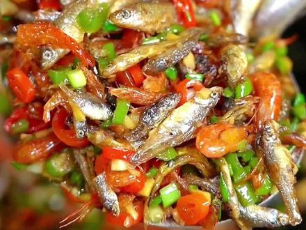 我们湖南的这道青椒小鱼小虾真的太下饭了,无论下饭下九都是数一数二的菜#小鱼小虾 #家常菜 #下饭菜 #抖音美食推荐官 #美食