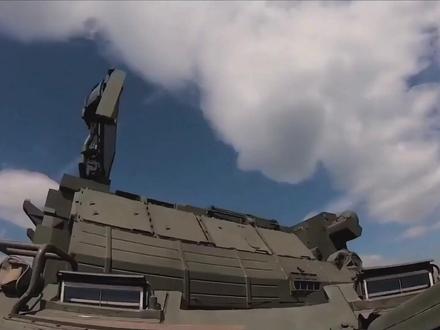 麻雀刺客破三重防空网!5亿工业暗战,改写顿巴斯战场规则 俄军耗资千亿打造的S400、道尔M2、克拉苏哈4三重防空网,居然被一群伪装成麻雀的无人机干废了,更离谱的是,这场让俄军损失5亿、颜面尽失的工业暗战,全程没有轰轰烈烈的炮火,只有一场藏在暗处、步步为营的特洛伊木马骗局,甚至改写了顿巴斯战场的游戏规则,#全球创作者计划#零基础看懂全球#硬核深度计划#军事装备#军事科普