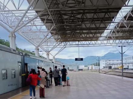 最后一项旅游打卡,坐旅游专列Y754丽江到昆明,定的是一人软包,一个身份证可携两名成人同乘🌙😴19:30--05:50😳☀️
#旅游专列 #火车卧铺 #旅行