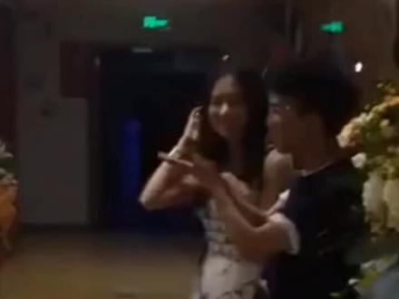 #周深.早期演唱会后和(尹约)姐姐合照