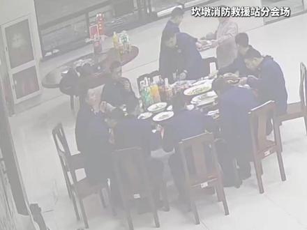 第一次去消防队陪丈夫吃团圆饭,她读懂了他的坚守……@宁波晚报