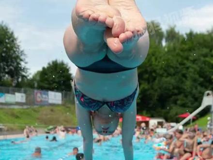 追求性别平等权利,德国柏林允许女性在公共游泳池裸露上身