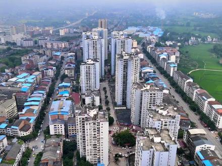 重庆市垫江县澄溪镇全景航拍,澄溪镇因小溪中一大沉沙内淤积后,古人临溪筑街而得名。因这里是垫江及四川东部州县通往长寿、重庆的陆上交通要道,商贸繁荣,设有关卡,叫澄溪铺,清末便形成了场镇,叫澄溪铺场。以前当地老百姓认字认半边,把澄溪铺叫做“登溪铺”,后又谐音为“登记铺”。澄溪叫登记铺的来历,在民间还有一个美好的传说。相传在很久以前,当地有一个为富不仁的财主得了一种怪病,怎么也治不好。有一天,他梦见观音菩萨给他说,只要他拿出财物去救助100个穷人,病就能好。于是,财主便在大道旁搭了一个棚,给过路人送水送粥,给穷人盘缠,并把救助的穷人全部登记在册,当他帮助路人上千,救助穷人满百时,他的病果然好了。从此,这个地方就叫“登记铺”。明洪武年间,澄溪属于太平里,清顺治年间属于八庄里。民国二十年(1931年),设置澄溪镇,治地澄溪铺场。民国二十九年,澄溪镇与太平镇合并为澄平镇,次年分置澄溪乡。1958年改设澄溪人民公社,1983年复设为澄溪乡,1985年改设澄溪镇。#无人机航拍 重庆垫江澄溪镇##现场实拍 #城市风景一角#记录家乡美景