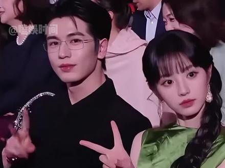 为何张凌赫总是抿嘴浅笑?一张高清照曝光,才懂贾玲笑容消失的无奈 #张凌赫 #贾玲 #田曦薇 #影娱热点团 #内容启发搜索