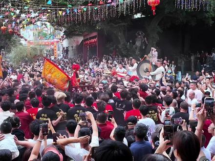 港口定安庙 龙爷走安 开始期待下一个12年#港口十二年一次
#民众参与的热情 #港口十二年一次迎龙爷
#当地民俗活动