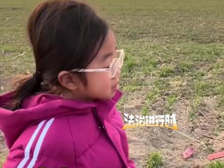 八岁女孩期末拿满六张奖状,在妈妈坟前哭诉(畅)