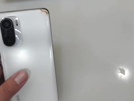 【深度维修】红米K40 Pro反复重启 精准狙击硬件故障!
骁龙888的K40 Pro遇到无限重启/卡Mi标?大概率是“主板虚焊”惹的祸!长期高温导致CPU、电源管理芯片(Pmic)或字库与主板焊点脱焊。
>我们的专业方案:
> 精密检测:使用专业设备锁定故障芯片(CPU/UFS/Pmic)。
> 主板重植:采用BGA返修台进行精准拆焊、植锡、焊接,解决虚焊问题。
> 散热优化:维修后清理并重新涂抹优质散热硅脂,提升稳定性。
> 软件保障:同步更新/修复系统底层。
> 专治各种“重启”疑难杂症,修复成功率高!
> 技术保障,修得放心!#数码科技 #手机主板cpu维修 #红米 #抖音推广 #快来看看