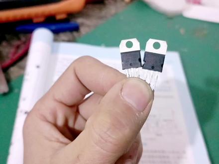 最简单的整流滤波稳压电路三端稳压集成器78和79使用方法#电子爱好者 #电子电工 #整流滤波电路