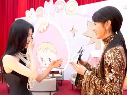 啊啊啊啊小鞠和曦薇同框了!!在后台的两位都很可爱!也看得出小鞠很i了哈哈哈🙈到最后两人还牵手了!
#鞠婧祎田曦薇 #后台互动#星光大赏 #后台互动