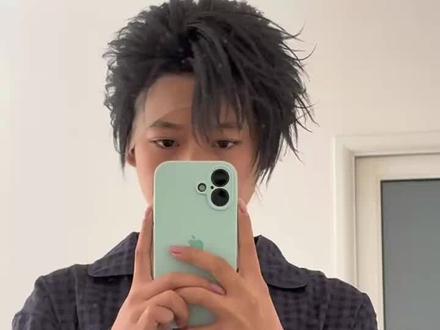 成男背头全过程来了
#cos假发造型 #教程分享 #毛娘 #背头