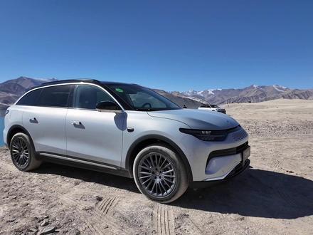 新八评 零跑C11增程版:来新疆了!
"#零跑C11增程版#
总结几个细节
1.本期介绍了c11外观和一些日常比较实用的功能
2.本期新八干货+整活,夜夜剪的时候都很欢乐~
3.感谢零跑给了这次机会,感谢观众老爷的点赞评论转发,这对我们有非常大的帮助"