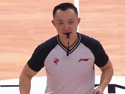 裁判无理的吹罚尺度,导致很多球迷不满