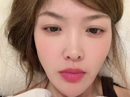 之前发的视频应该是被举报了 强制仅自己可见了 所以你们也看不到了 但是今天发的这个视频 就是想说 无限极的产品没问题 要不也不能拿到市场上销售 但是我妈是癌症患者 是不能吃这些营养品的 卖无限极的这两个人是想把东西销售出去 才会这么没有底线 为了自己的利益不管别人死活 让我妈停药吃他们的口服液还有其他产品 目前梅河无限极还有很多人聚集在那上课 为的就是洗脑你 然后让你去亲戚那里销售 坑害的也是身边的亲人 我跟我妈一年多的时间关系破裂 争吵都是因为这个产品 现在特别后悔当初对她那个态度 偷偷的把那些人吓跑 或者去找无限极的那些人 告诉她们事情的严重性 可能结果会比现在好一点 就是忽视了这种洗脑的程度 都是每天去听课给你灌输的 不仅相信无限极能赚钱它还能治病 远离这样的场合 有病吃药 吃药不管用就去医院 上个视频的播放量确实很高 是那两个人还是无限极的举报的我不知道 既然有这个举报的动作那肯定是默认了自己干的这个亏心事#内容太过真实 #梅河口无限极