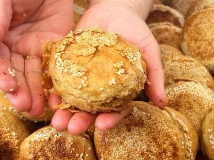 在家复刻火遍全网的大厂烧饼,外酥内软 #创作灵感 #老北京麻酱烧饼 #传统小吃 #纯手工制作美食 #地方特色小吃 @抖音美食 @抖音热点